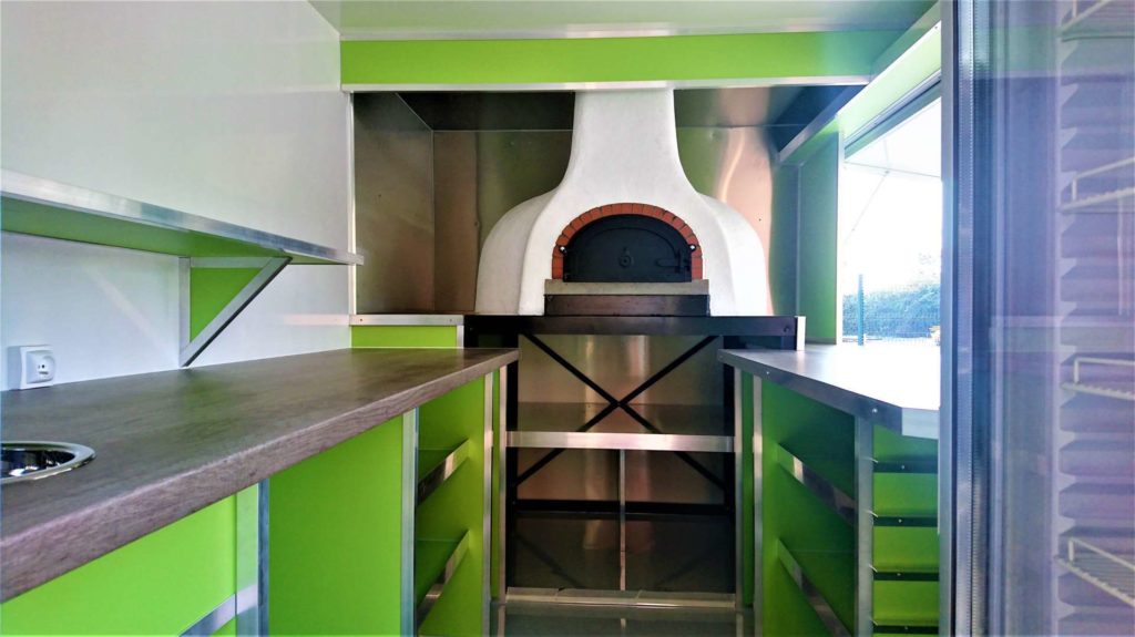 intérieur food truck pizzeria feu de bois