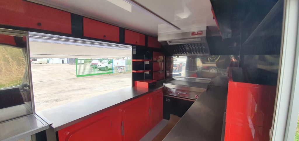 intérieur d'un food truck friterie rouge