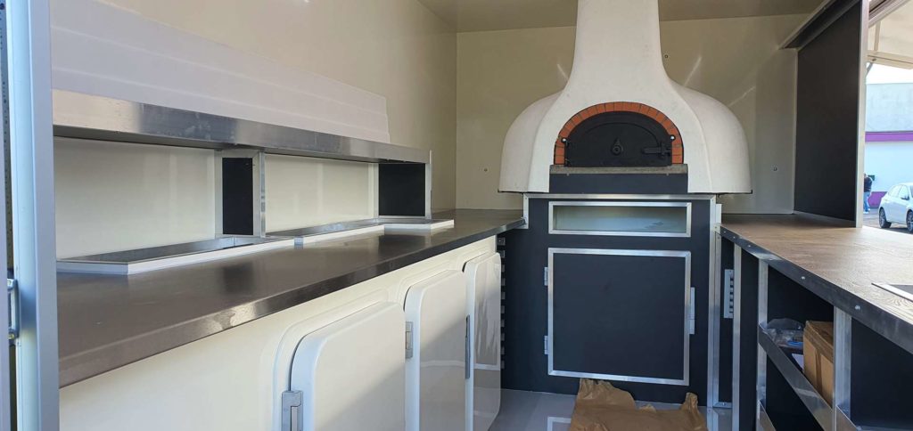 intérieur d'un food truck pizzeria au feu de bois